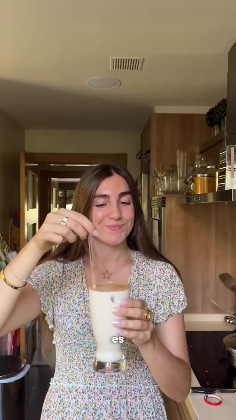 Bebida de verano de leche, limón y canela