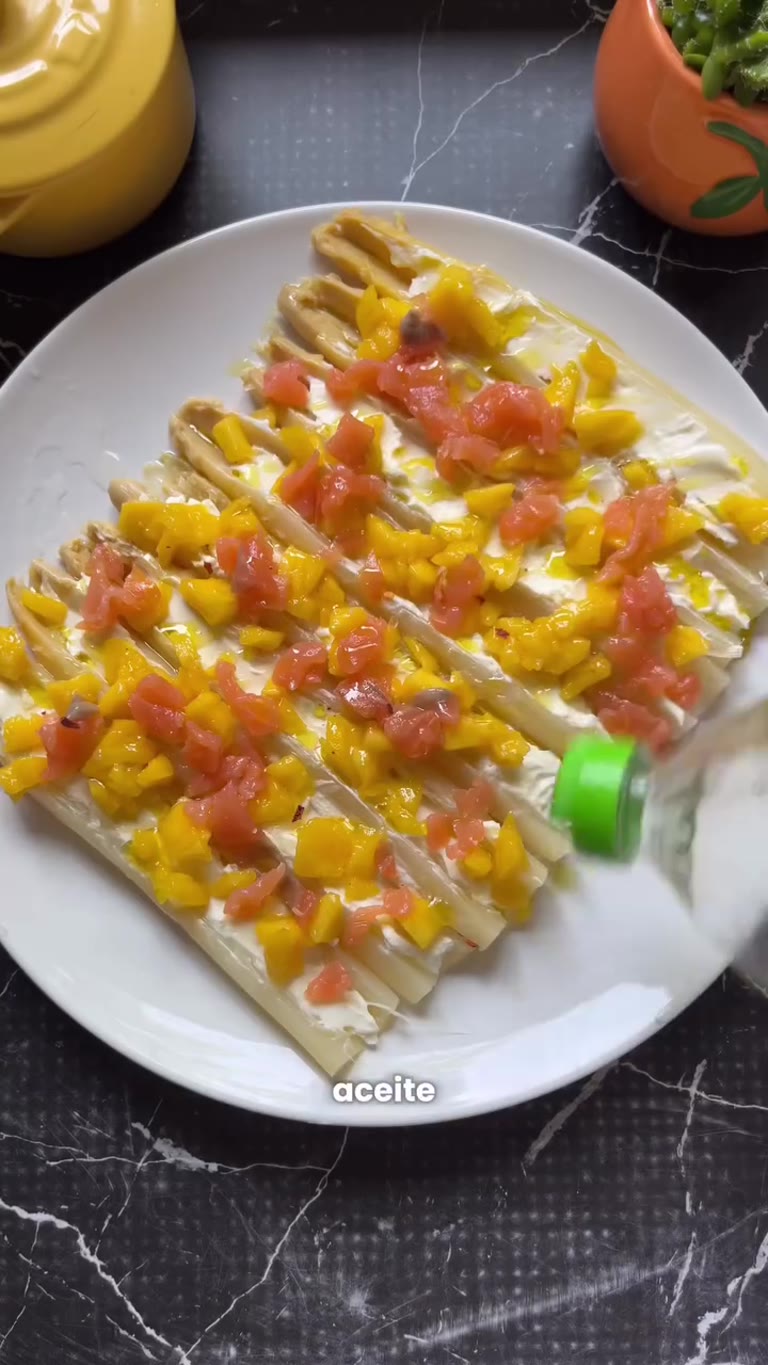Espárragos rellenos de queso crema con salmón y mango